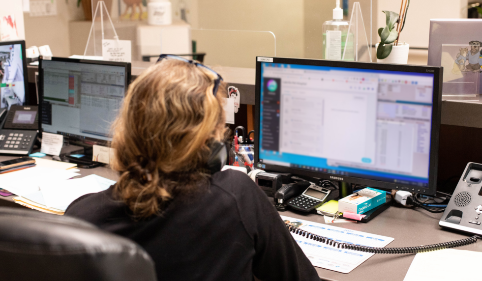 CSR working in PetDesk while on the phone at the front desk